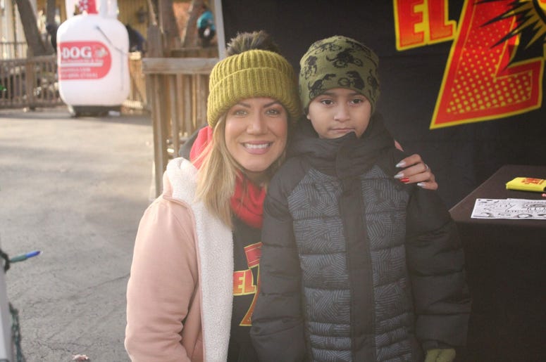 Six Flags Holiday in the Park con El Meneo