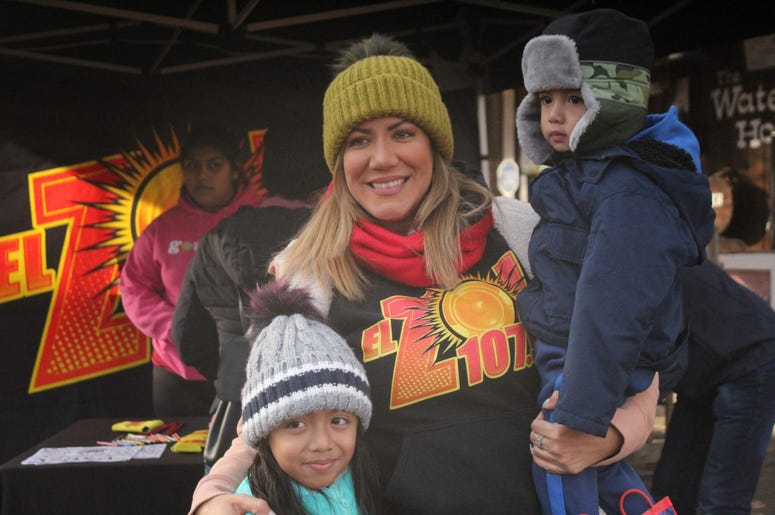 Six Flags Holiday in the Park con El Meneo