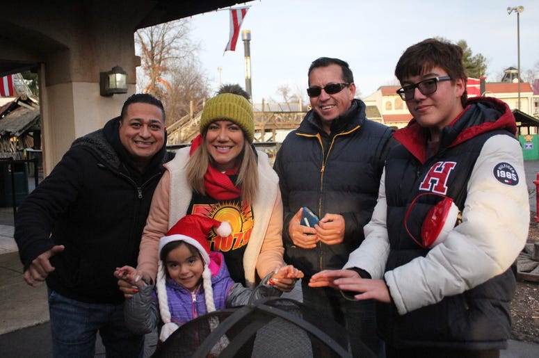 Six Flags Holiday in the Park con El Meneo