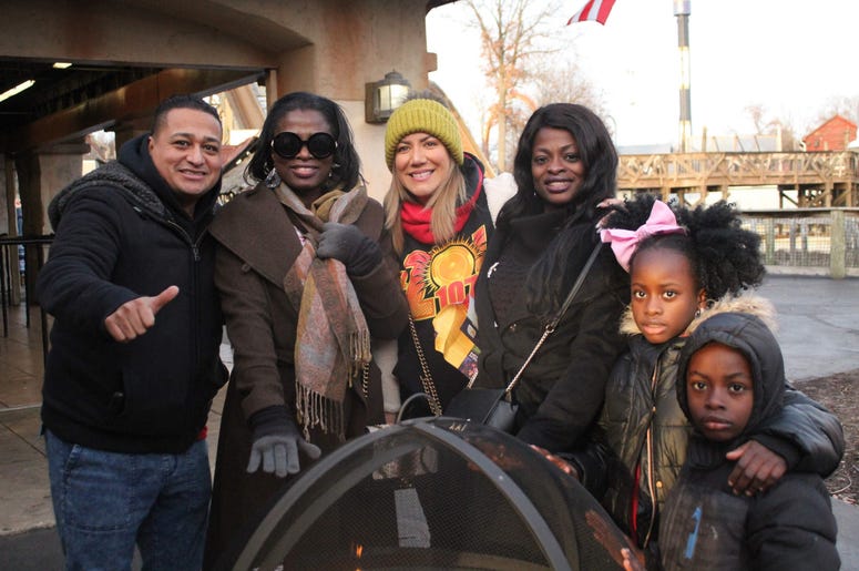 Six Flags Holiday in the Park con El Meneo
