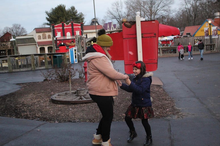 Six Flags Holiday in the Park con El Meneo