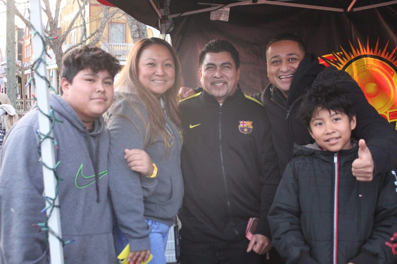 Six Flags Holiday in the Park con El Meneo