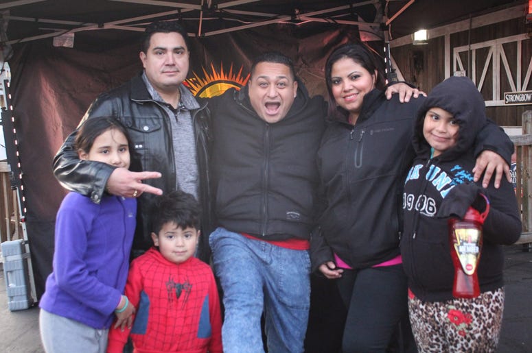 Six Flags Holiday in the Park con El Meneo