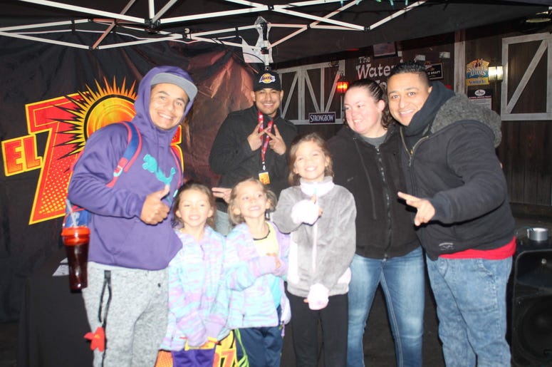 Six Flags Holiday in the Park con El Meneo