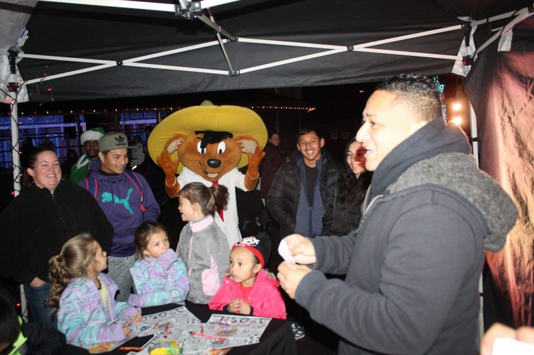 Six Flags Holiday in the Park con El Meneo
