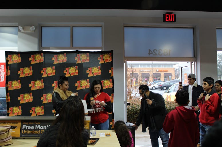 Sandee Bonita en Boost Mobile Sandee Bonita en Boost Mobile