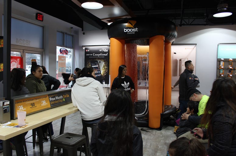 Sandee Bonita en Boost Mobile Sandee Bonita en Boost Mobile
