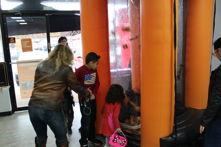 Sandee Bonita en Boost Mobile Sandee Bonita en Boost Mobile