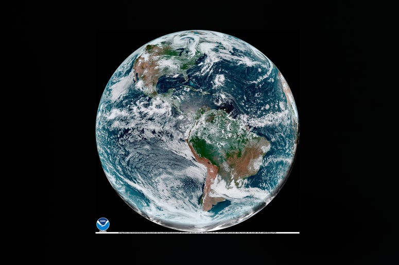 Esta foto satelital del 8 de agosto del 2019 proporcionada por la NOAA muestra cúmulos sobre el hemisferio occidental. Esta foto satelital del 8 de agosto del 2019 proporcionada por la NOAA muestra cúmulos sobre el hemisferio occidental.