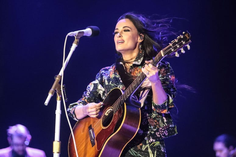 Video: Kacey Musgraves Le Rinde Tributo a Selena Quintanilla Video: Kacey Musgraves Le Rinde Tributo a Selena Quintanilla