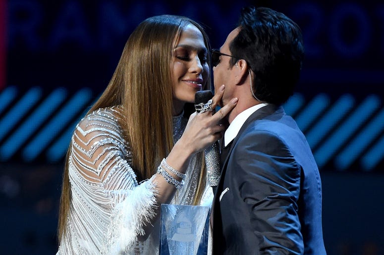 JLo y Marc Anthony se besan