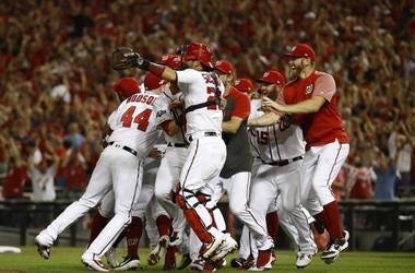 Integrantes de los Nacionales de Washington celebran luego de ganar el juego de comodines de la Liga Nacional contra los Cerveceros de Milwaukee, el martes 1 de octubre de 2019, en Washington. Integrantes de los Nacionales de Washington celebran luego de ganar el juego de comodines de la Liga Nacional contra los Cerveceros de Milwaukee, el martes 1 de octubre de 2019, en Washington.
