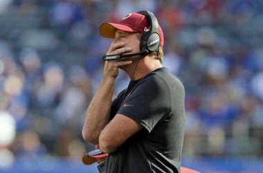 En imagen de archivo del 29 de septiembre de 2019, el entrenador en jefe de los Redskins de Washington, Jay Gruden, sigue las acciones del partido ante los Giants de Nueva York, en East Rutherford, Nueva Jersey. En imagen de archivo del 29 de septiembre de 2019, el entrenador en jefe de los Redskins de Washington, Jay Gruden, sigue las acciones del partido ante los Giants de Nueva York, en East Rutherford, Nueva Jersey.