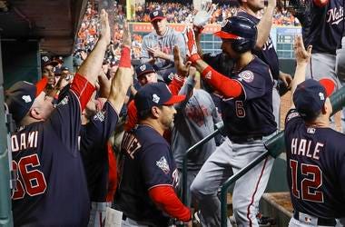 Anthony Rendón, de los Nacionales de Washington, es felicitado tras conectar un jonrón de dos carreras ante los Astros de Houston, en el sexto juego de la Serie Mundial, el martes 29 de octubre de 2019 Anthony Rendón, de los Nacionales de Washington, es felicitado tras conectar un jonrón de dos carreras ante los Astros de Houston, en el sexto juego de la Serie Mundial, el martes 29 de octubre de 2019