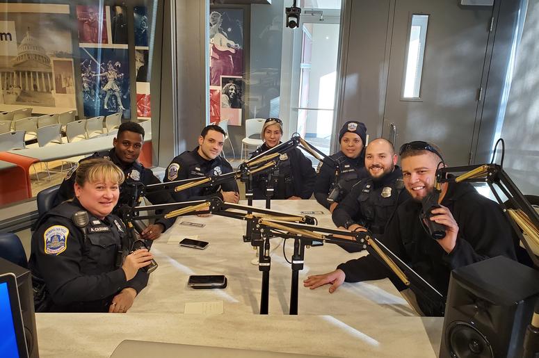 Oficiales Latinos de la Policía de Washington DC Nos Visitan