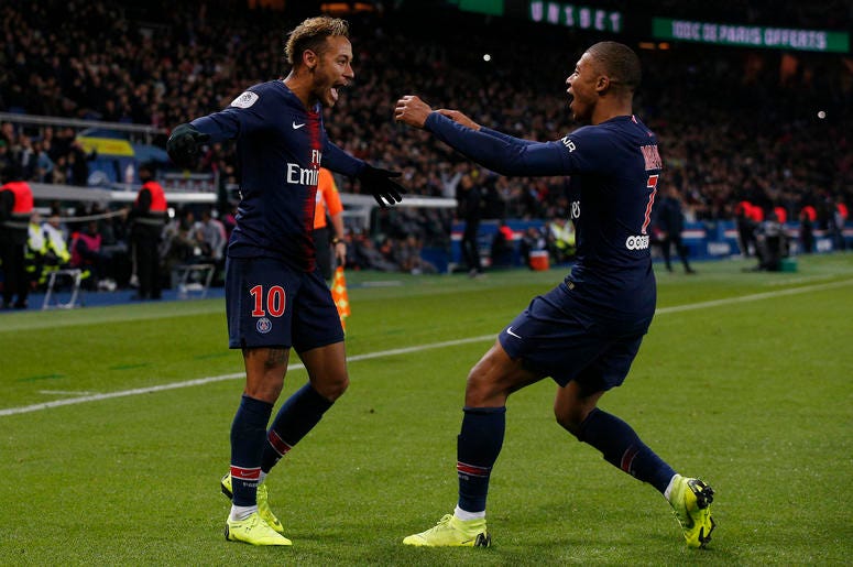 Kylian Mbappé, derecha, se dirige al brasileño Neymar, para festejar el segundo gol del PSG en el partido de la liga francesa ante Lille en el estadio Parc des Princes de París, el viernes 2 de noviembre de 2018. Las esperanzas Paris Saint-Germain de bril Kylian Mbappé, derecha, se dirige al brasileño Neymar, para festejar el segundo gol del PSG en el partido de la liga francesa ante Lille en el estadio Parc des Princes de París, el viernes 2 de noviembre de 2018. Las esperanzas Paris Saint-Germain de bril