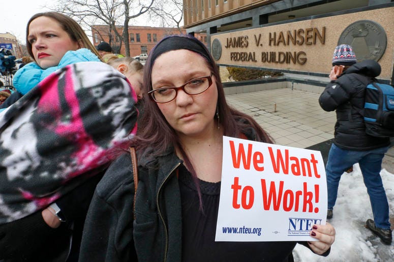 La empleada del Servicio de Impuestos Internos Christine Helquist participa en una manifestación de empleados federales el jueves 10 de enero de 2019 en Ogden, Utah. La empleada del Servicio de Impuestos Internos Christine Helquist participa en una manifestación de empleados federales el jueves 10 de enero de 2019 en Ogden, Utah.