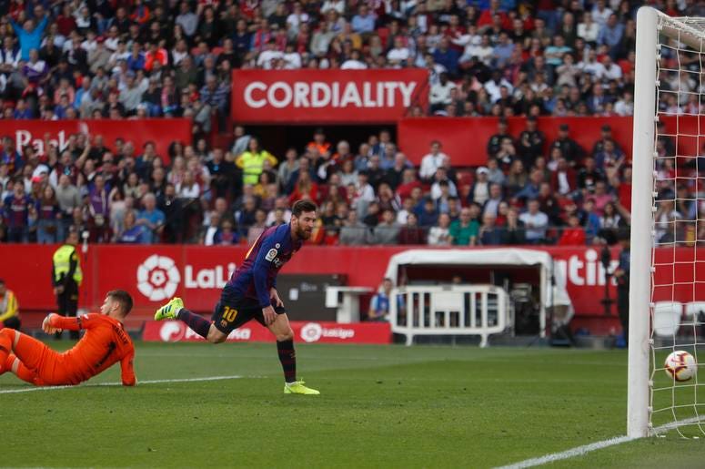 El astro argentino Lionel Messi, centro, anota el tercer gol del Barcelona durante un duelo de la Liga ante Sevilla en el estadio Ramón Sánchez Pizjuán de Sevilla, España, el sábado 23 de febrero de 2019. El astro argentino Lionel Messi, centro, anota el tercer gol del Barcelona durante un duelo de la Liga ante Sevilla en el estadio Ramón Sánchez Pizjuán de Sevilla, España, el sábado 23 de febrero de 2019.