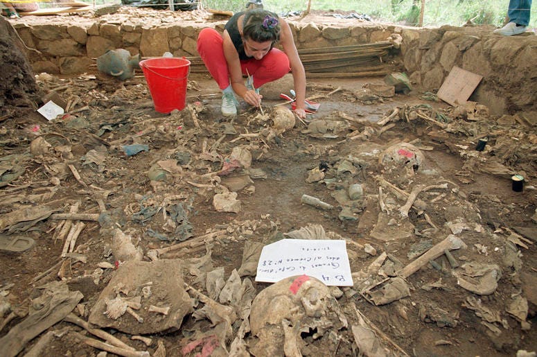 En esta foto de archivo del 23 de octubre de 1992, la antropóloga forense Claudia Bernard, de Argentina, limpia tierra de restos humanos en El Mozote, El Salvador. En esta foto de archivo del 23 de octubre de 1992, la antropóloga forense Claudia Bernard, de Argentina, limpia tierra de restos humanos en El Mozote, El Salvador.