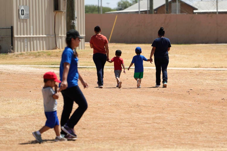 Inmigrantes que solicitaron asilo en Estados Unidos caminan en el centro de detención Centro Residencial para Familias South Texas, el viernes 23 de agosto de 2019, en Dilley, Texas. Inmigrantes que solicitaron asilo en Estados Unidos caminan en el centro de detención Centro Residencial para Familias South Texas, el viernes 23 de agosto de 2019, en Dilley, Texas.