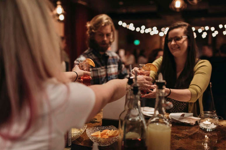 Fotografía del 17 de enero de 2019 de un barman sirviendo a comensales el coctel sin alcohol Rae of Sunshine en el bar temporal Sans Bar en The Factory Luxe en Seattle. Fotografía del 17 de enero de 2019 de un barman sirviendo a comensales el coctel sin alcohol Rae of Sunshine en el bar temporal Sans Bar en The Factory Luxe en Seattle.