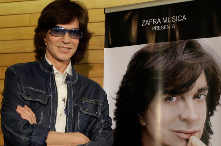 En esta foto del 4 de noviembre del 2009, el cantante español Camilo Sesto posa junto a un afiche con su imagen durante una conferencia de prensa en la Ciudad de México. Sesto, un astro popular en los años 70 y 80 que vendió más de 100 millones de discos En esta foto del 4 de noviembre del 2009, el cantante español Camilo Sesto posa junto a un afiche con su imagen durante una conferencia de prensa en la Ciudad de México. Sesto, un astro popular en los años 70 y 80 que vendió más de 100 millones de discos