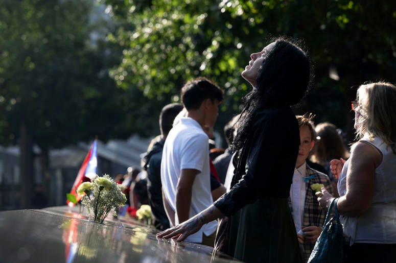 Una mujer arriba a la ceremonia por el 18 aniversario de los ataques del 11 de septiembre de 2001 en el Monumento Nacional 11 de Septiembre, Nueva York, miércoles 11 de septiembre de 2019. Una mujer arriba a la ceremonia por el 18 aniversario de los ataques del 11 de septiembre de 2001 en el Monumento Nacional 11 de Septiembre, Nueva York, miércoles 11 de septiembre de 2019.