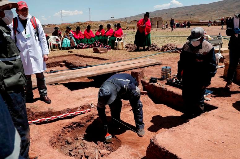 Trabajadores extraen vasijas prehispánicas en el templo de Kalasayaya en la antigua ciudad de Tiwanaku, Bolivia, el miércoles 19 de septiembre de 2019. Trabajadores extraen vasijas prehispánicas en el templo de Kalasayaya en la antigua ciudad de Tiwanaku, Bolivia, el miércoles 19 de septiembre de 2019.