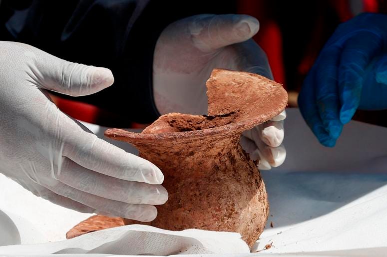 Un arqueólogo muestra una vasija prehispánica recién extraída en el templo de Kalasayaya en la antigua ciudad de Tiwanaku, Bolivia, el miércoles 19 de septiembre de 2019. Un arqueólogo muestra una vasija prehispánica recién extraída en el templo de Kalasayaya en la antigua ciudad de Tiwanaku, Bolivia, el miércoles 19 de septiembre de 2019.