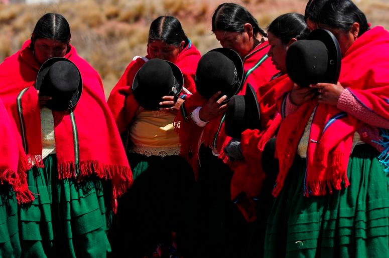 Mujeres aymaras rezan antes de que inicie una excavación para extraer vasijas prehispánicas en el templo de Kalasayaya en la antigua ciudad de Tiwanaku, Bolivia, el miércoles 19 de septiembre de 2019. Mujeres aymaras rezan antes de que inicie una excavación para extraer vasijas prehispánicas en el templo de Kalasayaya en la antigua ciudad de Tiwanaku, Bolivia, el miércoles 19 de septiembre de 2019.