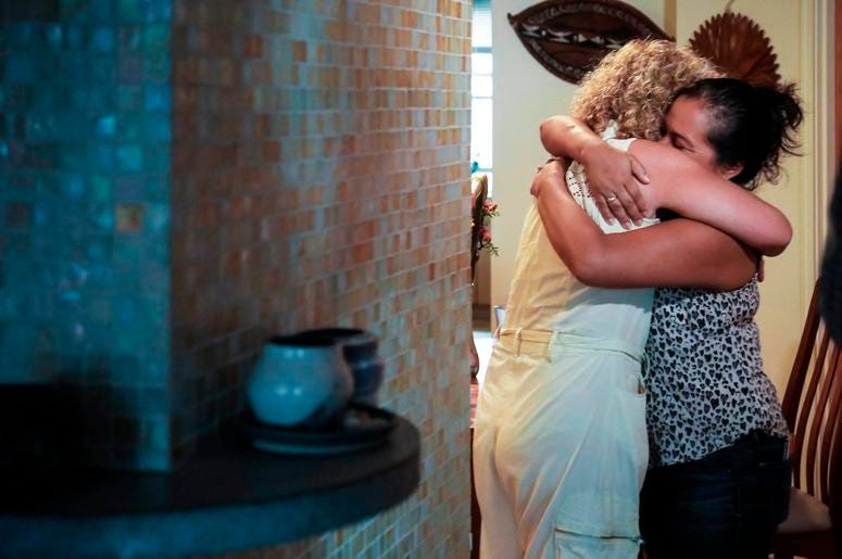 Vivien Tartter, a la izquierda, abraza a su huésped de la casa, Rosayra Pablo Cruz, inmigrante de Guatemala, durante una visita al departamento de la planta baja que ha puesto a disposición de Cruz y su familia, en Nueva York. Vivien Tartter, a la izquierda, abraza a su huésped de la casa, Rosayra Pablo Cruz, inmigrante de Guatemala, durante una visita al departamento de la planta baja que ha puesto a disposición de Cruz y su familia, en Nueva York.