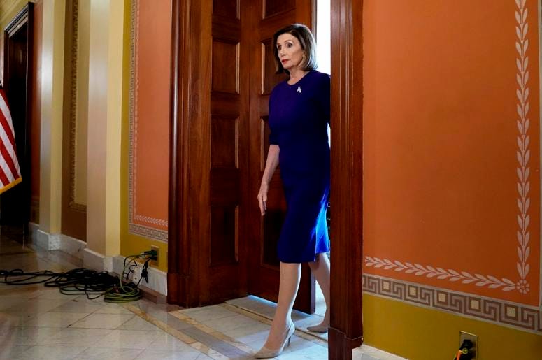 La presidenta de la Cámara de Representantes Nancy Pelosi llega a leer un comunicado en el que anunció el inicio del proceso formal de juicio político contra el mandatario Donald Trump en el Capitolio, el martes 24 de septiembre de 2019, en Washington. La presidenta de la Cámara de Representantes Nancy Pelosi llega a leer un comunicado en el que anunció el inicio del proceso formal de juicio político contra el mandatario Donald Trump en el Capitolio, el martes 24 de septiembre de 2019, en Washington.
