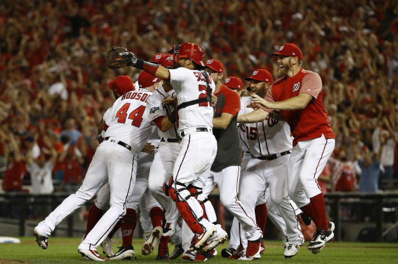 Integrantes de los Nacionales de Washington celebran luego de ganar el juego de comodines de la Liga Nacional contra los Cerveceros de Milwaukee, el martes 1 de octubre de 2019, en Washington. Integrantes de los Nacionales de Washington celebran luego de ganar el juego de comodines de la Liga Nacional contra los Cerveceros de Milwaukee, el martes 1 de octubre de 2019, en Washington.