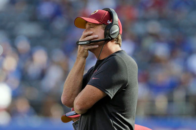 En imagen de archivo del 29 de septiembre de 2019, el entrenador en jefe de los Redskins de Washington, Jay Gruden, sigue las acciones del partido ante los Giants de Nueva York, en East Rutherford, Nueva Jersey. En imagen de archivo del 29 de septiembre de 2019, el entrenador en jefe de los Redskins de Washington, Jay Gruden, sigue las acciones del partido ante los Giants de Nueva York, en East Rutherford, Nueva Jersey.