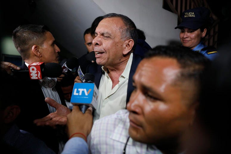 el expresidente hondureño Porfirio Lobo habla a la prensa a la salida de una corte donde su esposa, Rosa Elena Bonilla de Lobo, fue condenada por cargos de corrupción en Tegucigalpa, Honduras. el expresidente hondureño Porfirio Lobo habla a la prensa a la salida de una corte donde su esposa, Rosa Elena Bonilla de Lobo, fue condenada por cargos de corrupción en Tegucigalpa, Honduras.