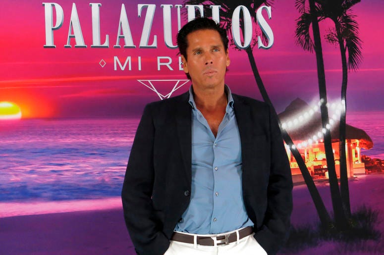 En esta fotografía del 10 de octubre de 2019 el actor mexicano Roberto Palazuelos posa durante una sesión para promover su reality en la Ciudad de México. El reality "Palazuelos. Mi Rey" se estrena en MTV el 15 de octubre. En esta fotografía del 10 de octubre de 2019 el actor mexicano Roberto Palazuelos posa durante una sesión para promover su reality en la Ciudad de México. El reality "Palazuelos. Mi Rey" se estrena en MTV el 15 de octubre.