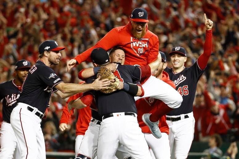 El brasileño Yan Gomes y Daniel Hudson, de los Nacionales de Washington, festejan tras barrer a los Cardenales de San Luis en la Serie de Campeonato de la Liga Nacional, el martes 15 de octubre de 2019 El brasileño Yan Gomes y Daniel Hudson, de los Nacionales de Washington, festejan tras barrer a los Cardenales de San Luis en la Serie de Campeonato de la Liga Nacional, el martes 15 de octubre de 2019