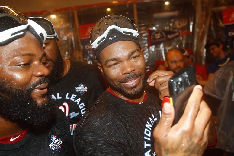 Howie Kendrick (derecha) se saca una selfie con Fernando Rodney de los Nacionales de Washington al celebrar el título de la Liga Nacional, el miércoles 16 de octubre de 2019. Howie Kendrick (derecha) se saca una selfie con Fernando Rodney de los Nacionales de Washington al celebrar el título de la Liga Nacional, el miércoles 16 de octubre de 2019.