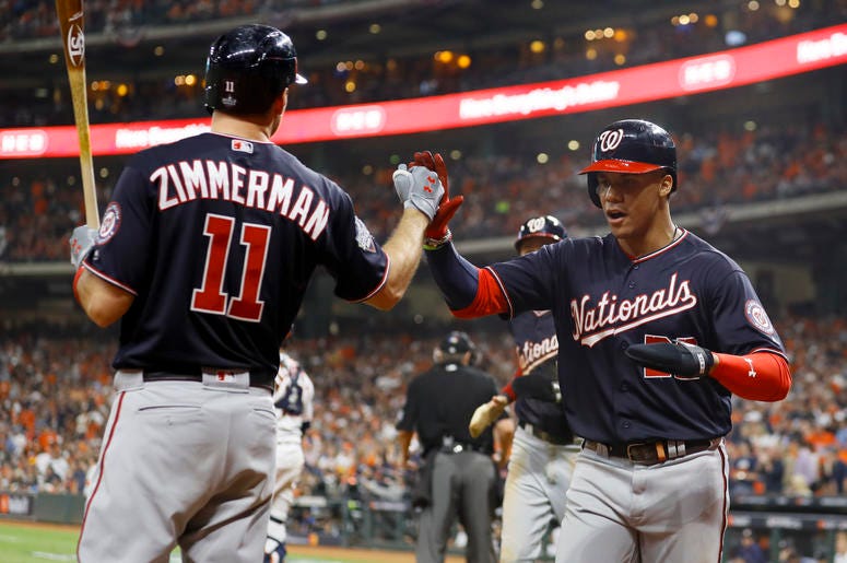 El dominicano Juan Soto festeja con Ryan Zimmerman, su compañero en los Nacionales de Washington, tras anotar en un hit de Asdrúbal Cabrera durante el segundo juego de la Serie Mundial ante los Astros de Houston, el miércoles 23 de octubre de 2019 El dominicano Juan Soto festeja con Ryan Zimmerman, su compañero en los Nacionales de Washington, tras anotar en un hit de Asdrúbal Cabrera durante el segundo juego de la Serie Mundial ante los Astros de Houston, el miércoles 23 de octubre de 2019