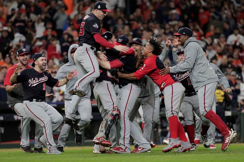 Los Nacionales de Washington festejan tras ganar el séptimo partido de la Serie Mundial frente a los Astros de Houston, el miércoles 30 de octubre de 2019, en Houston. Los Nacionales de Washington festejan tras ganar el séptimo partido de la Serie Mundial frente a los Astros de Houston, el miércoles 30 de octubre de 2019, en Houston.