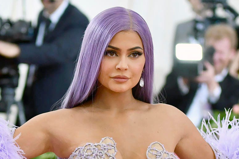 En esta foto del 6 de mayo del 2019, Kylie Jenner asiste a la gala benéfica del Instituto del Vestuario del Museo Metropolitano de Arte en Nueva York. Jenner está vendiendo una participación de su firma de cosméticos a la propietaria de CoverGirl, Coty, e En esta foto del 6 de mayo del 2019, Kylie Jenner asiste a la gala benéfica del Instituto del Vestuario del Museo Metropolitano de Arte en Nueva York. Jenner está vendiendo una participación de su firma de cosméticos a la propietaria de CoverGirl, Coty, e