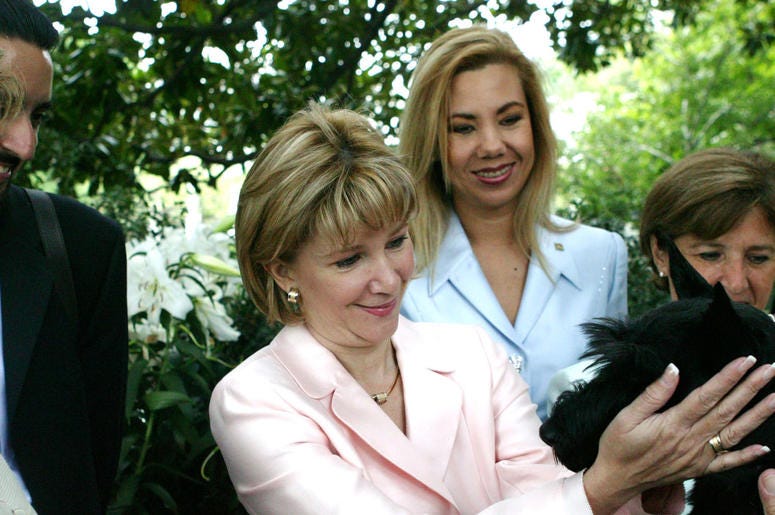 Ana Ligia Mixco Sol de Saca (C), wife of President Antonio Saca of El Salvador, greets Barney, the Bush family dog, after having coffee at the White House July 13, 2004 in Washington, DC. Ana Ligia Mixco Sol de Saca (C), wife of President Antonio Saca of El Salvador, greets Barney, the Bush family dog, after having coffee at the White House July 13, 2004 in Washington, DC.