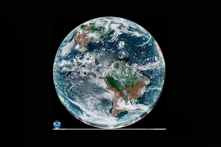 Esta foto satelital del 8 de agosto del 2019 proporcionada por la NOAA muestra cúmulos sobre el hemisferio occidental. Esta foto satelital del 8 de agosto del 2019 proporcionada por la NOAA muestra cúmulos sobre el hemisferio occidental.