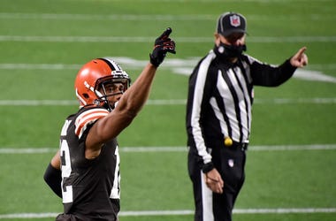 KhaDarel Hodge #12 of the Cleveland Browns signals a first down against the Cincinnati Bengals