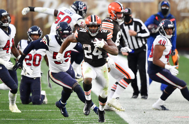 Nick Chubb #24 of the Cleveland Browns runs the ball for 59 yards against the Houston Texans during the second half at FirstEnergy Stadium
