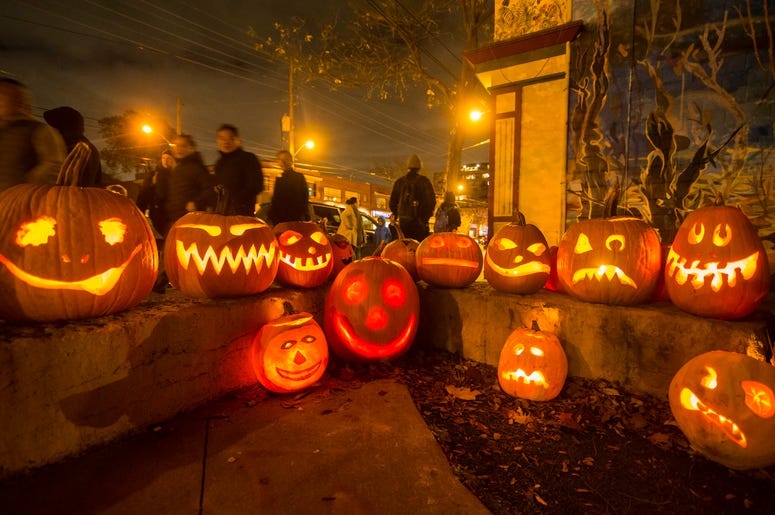 (191102) -- TORONTO, Nov. 2, 2019 (Xinhua) -- People walk past carved pumpkins during the 2019 Mimico Pumpkin Parade at Amos Waites Park in Toronto, Canada, Nov. 1, 2019. (Photo by Zou Zheng/Xinhua) (Photo by Xinhua/Sipa USA)