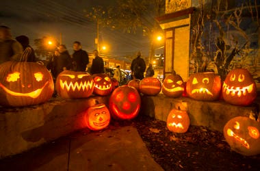 (191102) -- TORONTO, Nov. 2, 2019 (Xinhua) -- People walk past carved pumpkins during the 2019 Mimico Pumpkin Parade at Amos Waites Park in Toronto, Canada, Nov. 1, 2019. (Photo by Zou Zheng/Xinhua) (Photo by Xinhua/Sipa USA)
