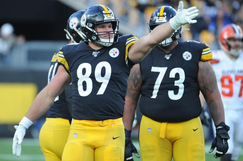 Pittsburgh Steelers tight end Vance McDonald (89) signals first down against the Cleveland Browns during the fourth quarter at Heinz Field. The Steelers won 20-13. Pittsburgh Steelers tight end Vance McDonald (89) signals first down against the Cleveland Browns during the fourth quarter at Heinz Field. The Steelers won 20-13.