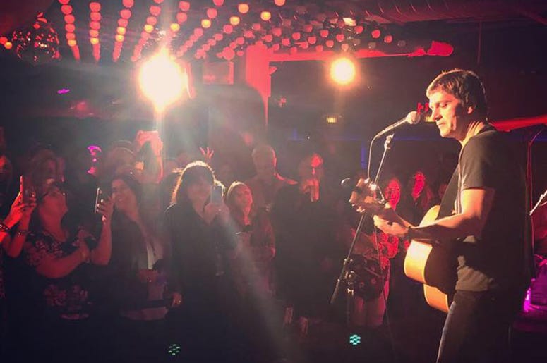 Rob Thomas Performs at Chelsea Music Hall for NEW 102.7 'Up Close & Personal'