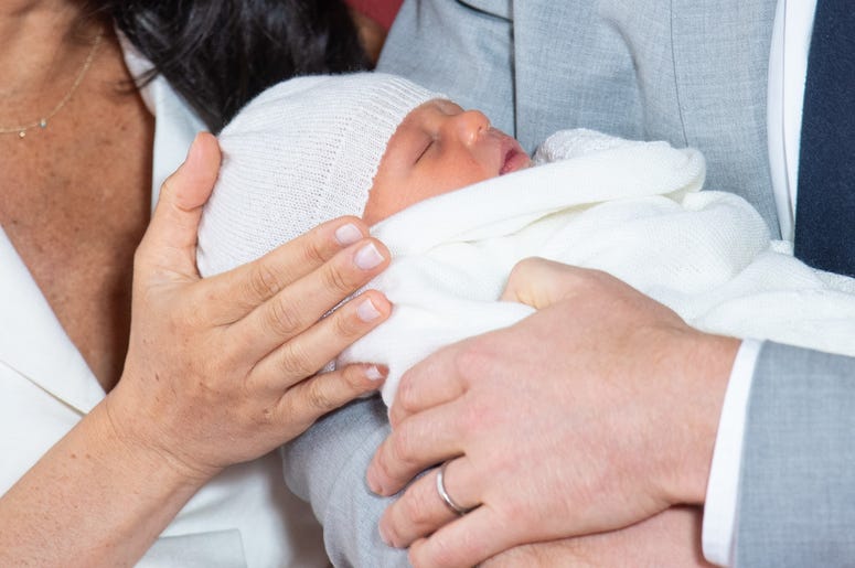 WINDSOR, ENGLAND - MAY 08: Prince Harry, Duke of Sussex and Meghan, Duchess of Sussex, pose with their newborn son Prince Archie Harrison Mountbatten-Windsor during a photocall in St George's Hall at Windsor Castle on May 8, 2019 in Windsor, England. The WINDSOR, ENGLAND - MAY 08: Prince Harry, Duke of Sussex and Meghan, Duchess of Sussex, pose with their newborn son Prince Archie Harrison Mountbatten-Windsor during a photocall in St George's Hall at Windsor Castle on May 8, 2019 in Windsor, England. The